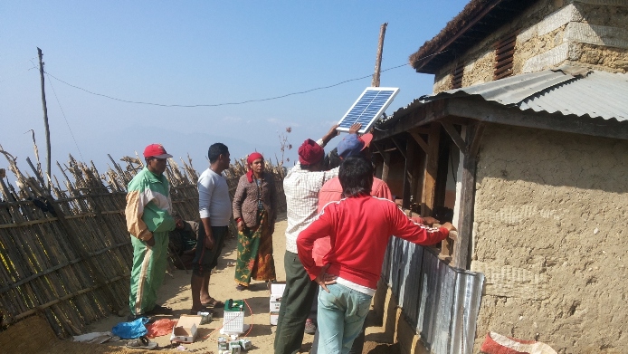 Solarpaneele werden in Paam angebracht